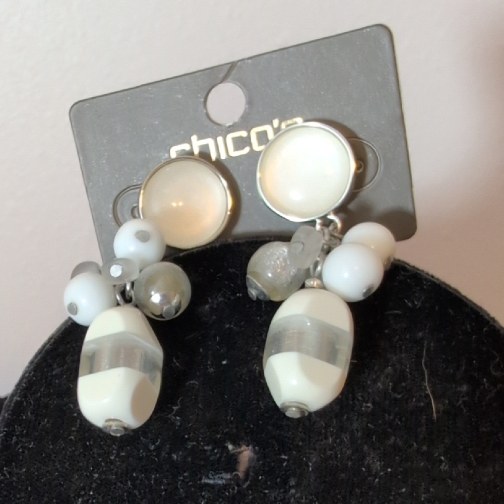 Elegant Silver and White Jewelry Set - Picture 3 of 6